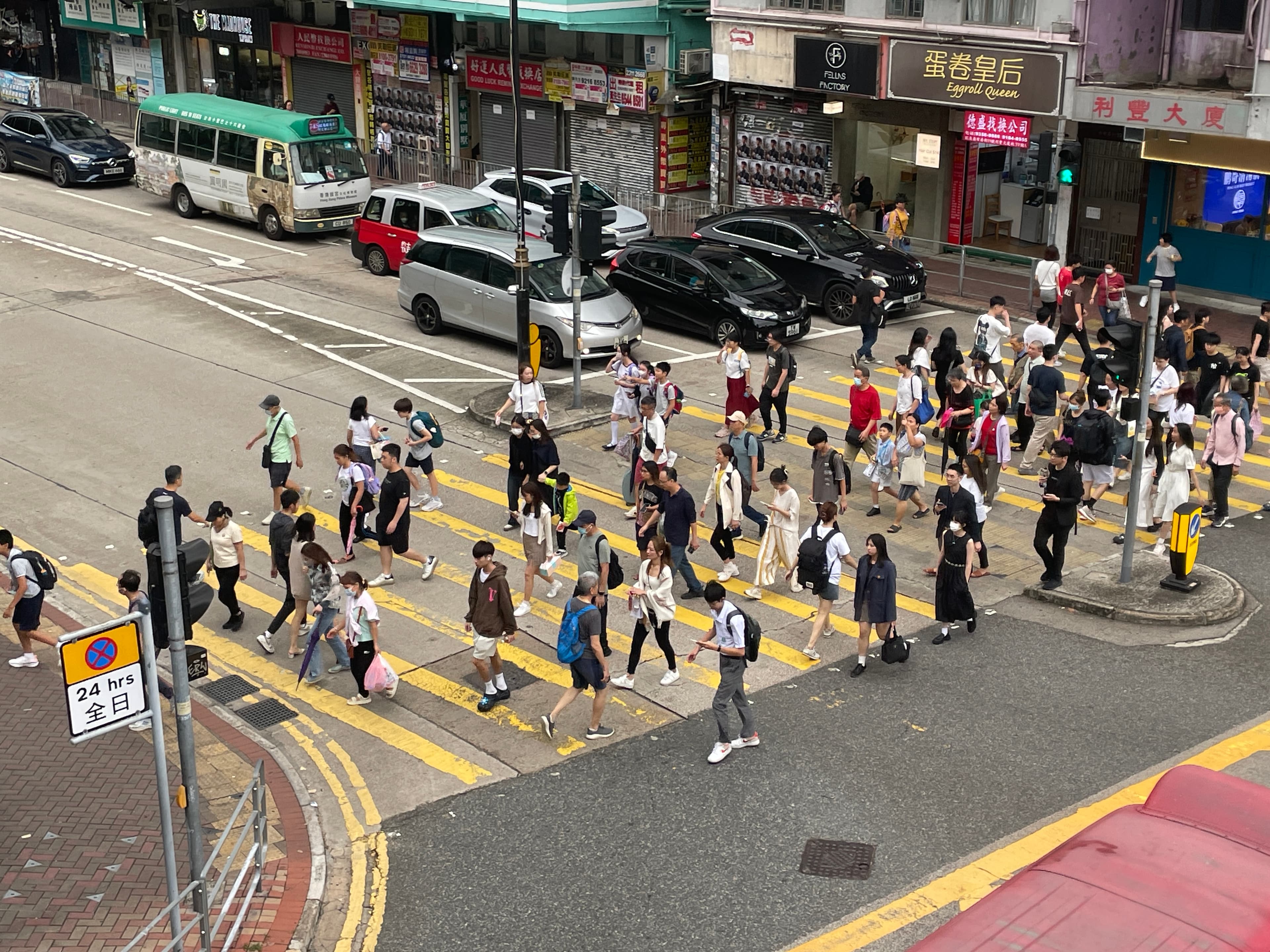 亚皆老街与染布房街路口（旺角东站以南之行人天桥视角）